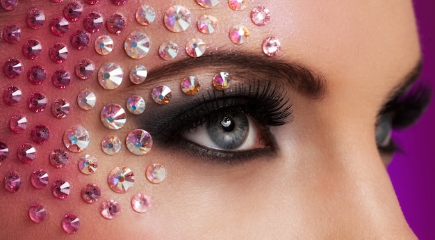 Nahaufnahmebild von Augen mit Diamantmake-up