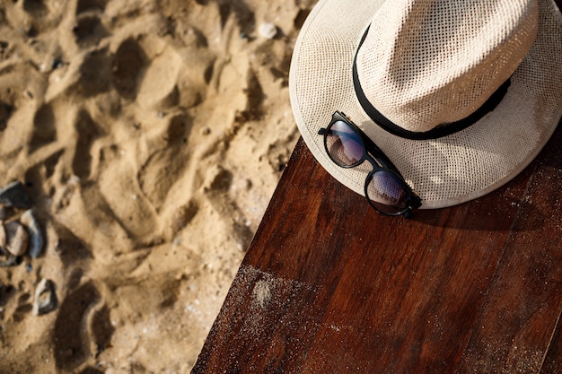 Nahaufnahmebild von Hut und Brille am Strand