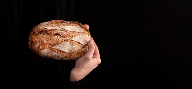 Nahaufnahmebrot mit schwarzem Hintergrund