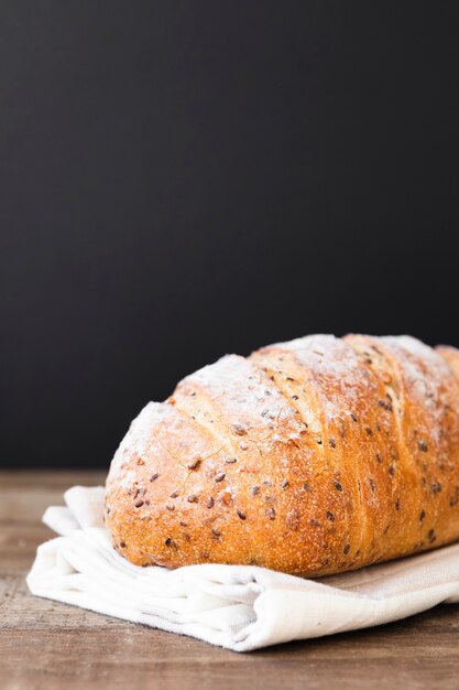 Nahaufnahmebrotlaib mit Samen auf dem Tisch