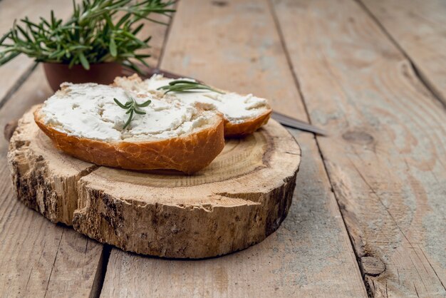 Nahaufnahmebrotscheiben mit geschmackvollem Käse auf die Oberseite