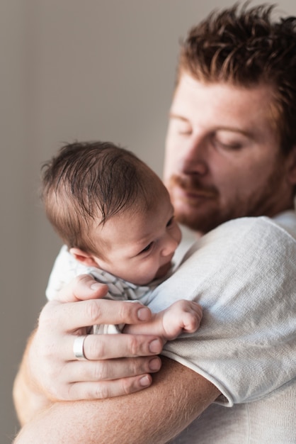 Nahaufnahmeelternteil, das um Baby sich kümmert