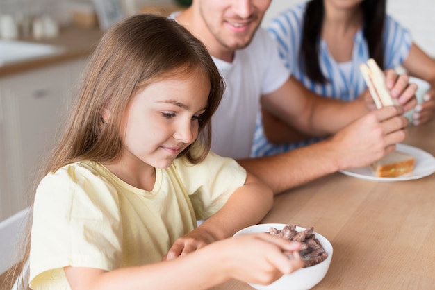 Nahaufnahmefamilie, die am tisch sitzt