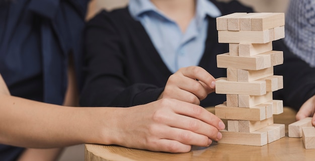 Nahaufnahmefamilie, die zusammen jenga spielt