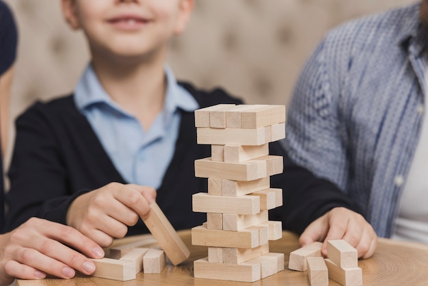 Nahaufnahmefamilie, die zusammen Spiele spielt