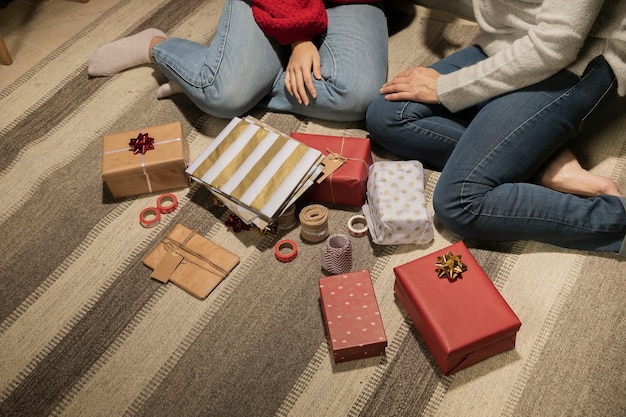 Nahaufnahmefamilie zusammen mit Geschenken