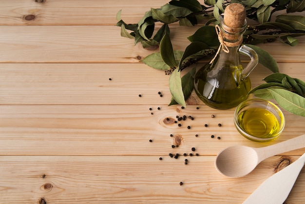 Nahaufnahmeflasche Olivenöl mit Kopienraum