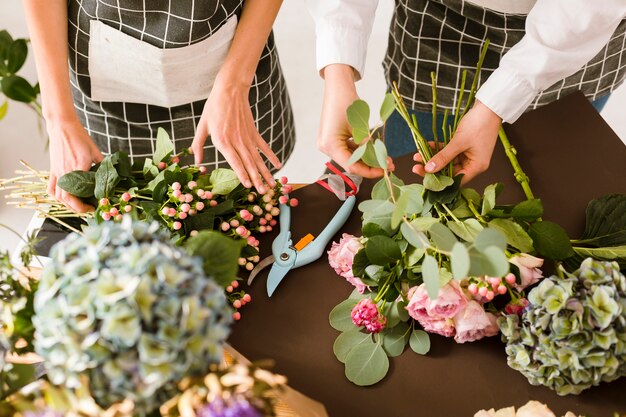 Kostenlos Foto Nahaufnahmefloristen Die Blumenstrauss Mit Rosa Rosen Machen