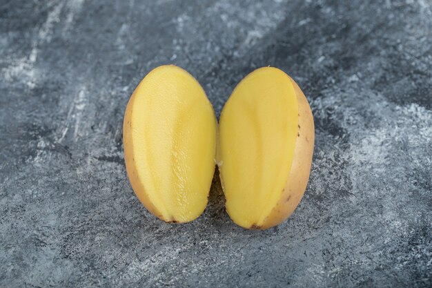 Nahaufnahmefoto der organischen halbgeschnittenen Kartoffel. Hochwertiges Foto