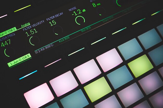 Nahaufnahmefoto des eingeschalteten digitalen MIDI-Controllers