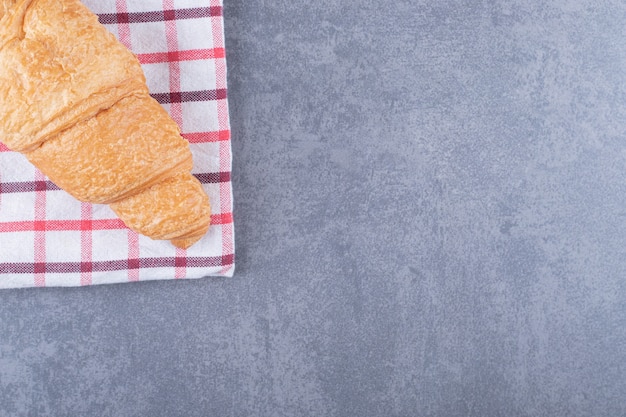 Nahaufnahmefoto des frisch gebackenen leckeren Croissants