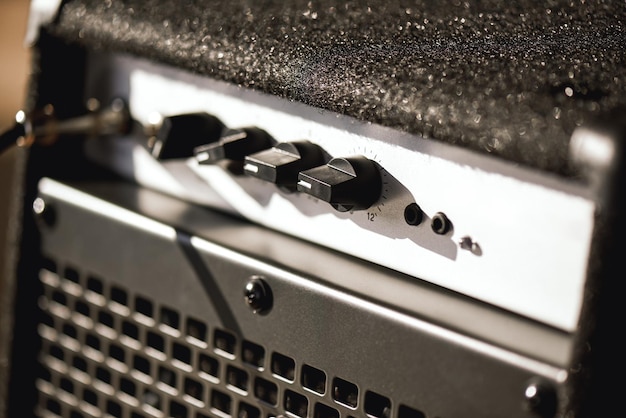 Nahaufnahmefoto des gitarrenverstärkers mit kabel-audiobuchse