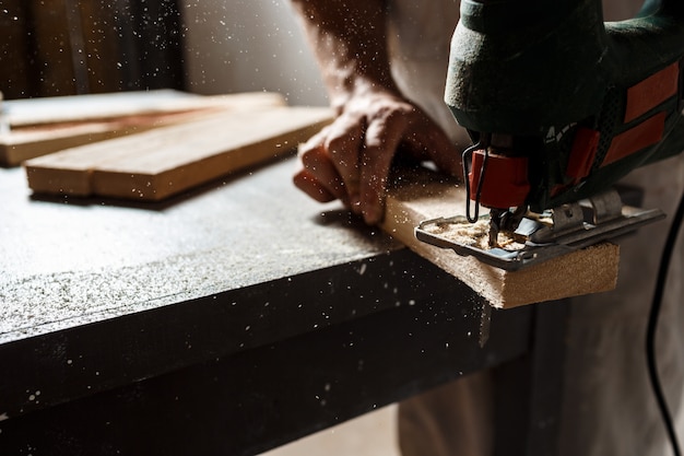 Nahaufnahmefoto des Holzschneidens mit Bundsäge.