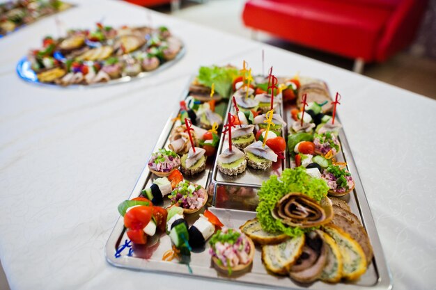 Nahaufnahmefoto von salzigen Snacks mit Fleisch auf dem Tisch