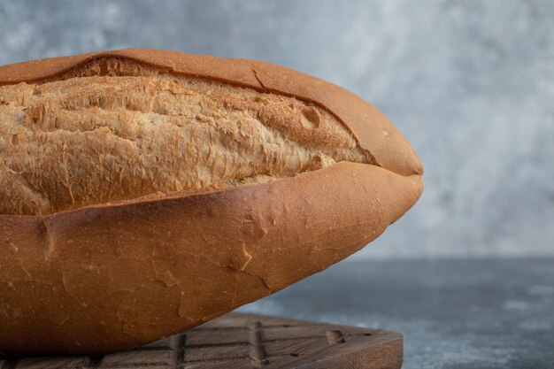 Nahaufnahmefoto von Weißbrot auf Holzbrett. Hochwertiges Foto