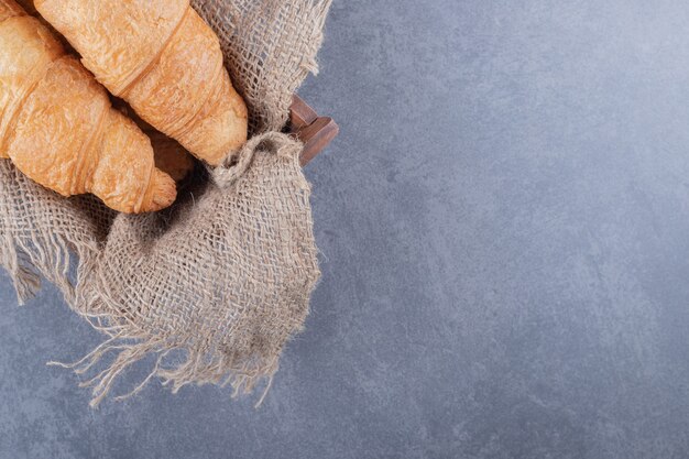 Nahaufnahmefoto von zwei frisch gebackenen französischen Croissants.