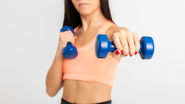 Kostenloses Foto nahaufnahmefrau am turnhallentraining mit gewichten