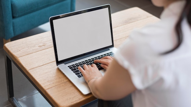Nahaufnahmefrau, die am Laptop arbeitet