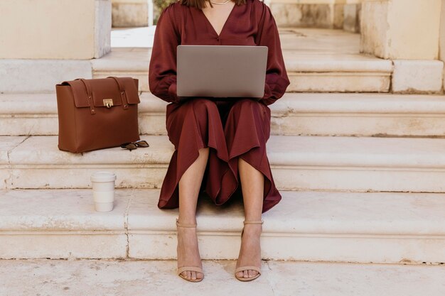 Nahaufnahmefrau, die am Laptop arbeitet