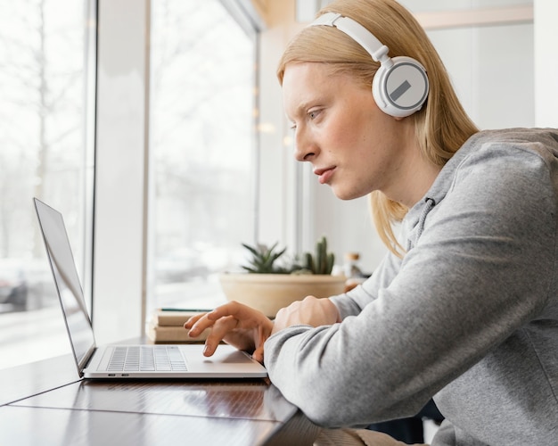 Nahaufnahmefrau, die am Laptop arbeitet