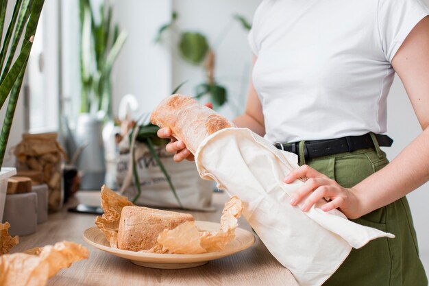 Nahaufnahmefrau, die Bio-Brot hält