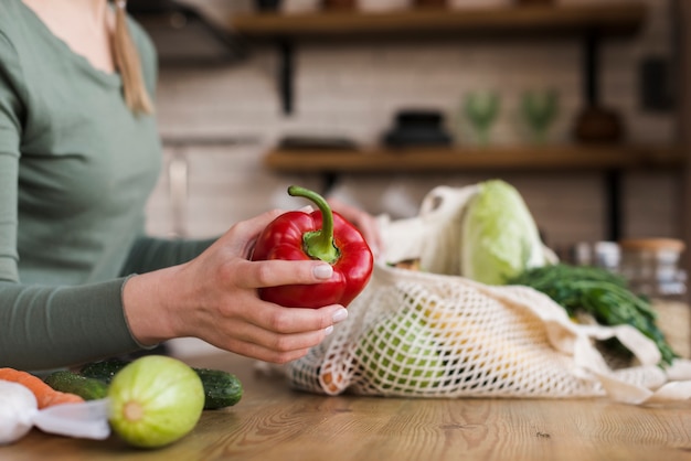 Nahaufnahmefrau, die Bio-Gemüse hält