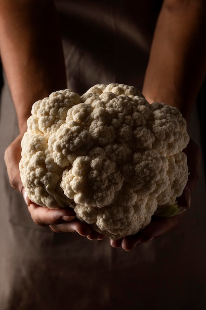 Nahaufnahmefrau, die Blumenkohl hält