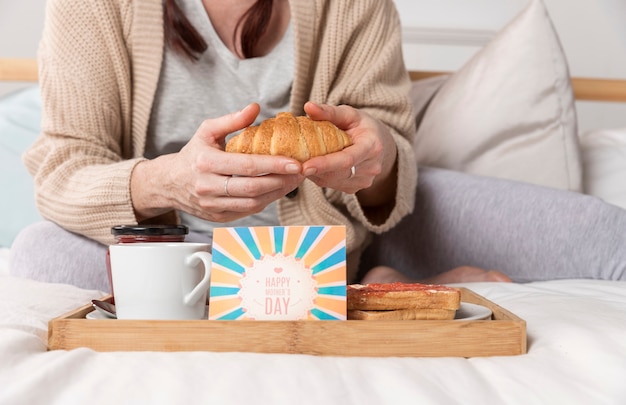 Nahaufnahmefrau, die Brunchüberraschung genießt