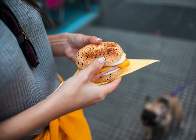 Nahaufnahmefrau, die einen Burger hält