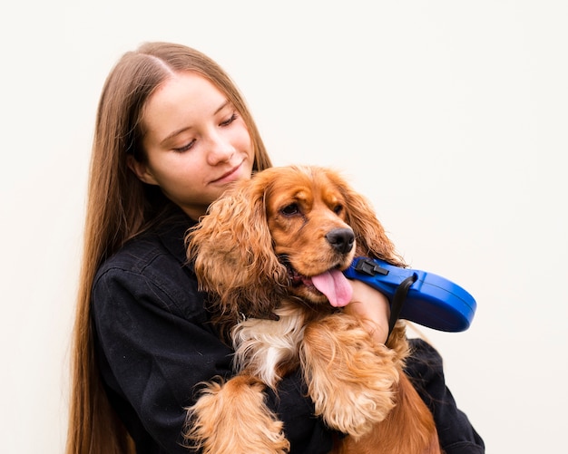 Nahaufnahmefrau, die einen Cockerspaniel hält