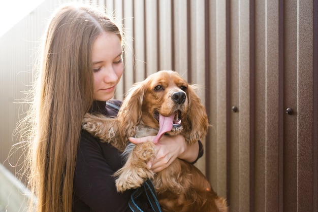 Nahaufnahmefrau, die einen Cockerspaniel hält