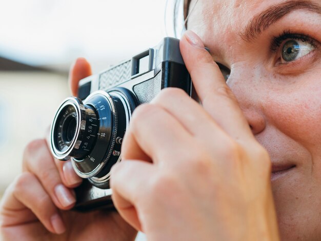 Nahaufnahmefrau, die Fotos macht