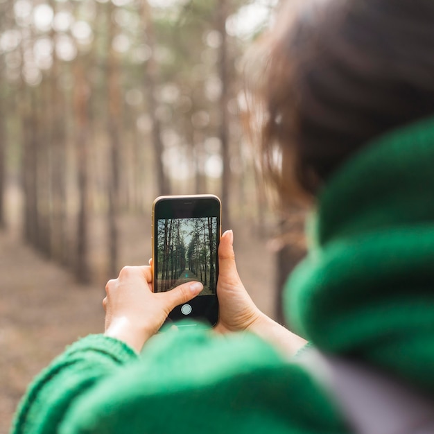 Nahaufnahmefrau, die Fotos macht