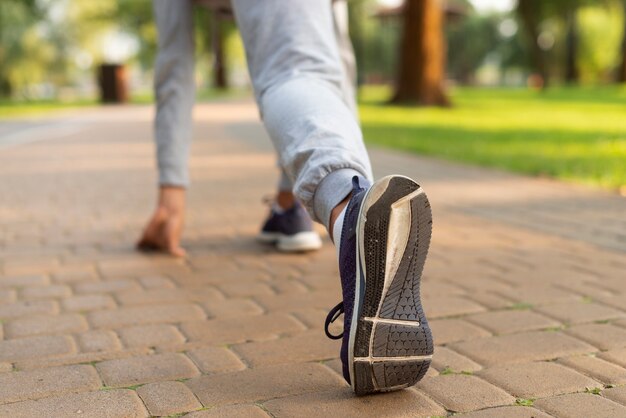 Nahaufnahmefrau, die für einen Lauf sich vorbereitet