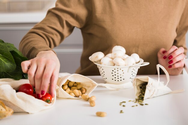 Nahaufnahmefrau, die hausgemachtes Essen vorbereitet