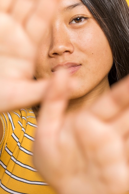 Kostenloses Foto nahaufnahmefrau, die ihr gesicht mit den händen bedeckt