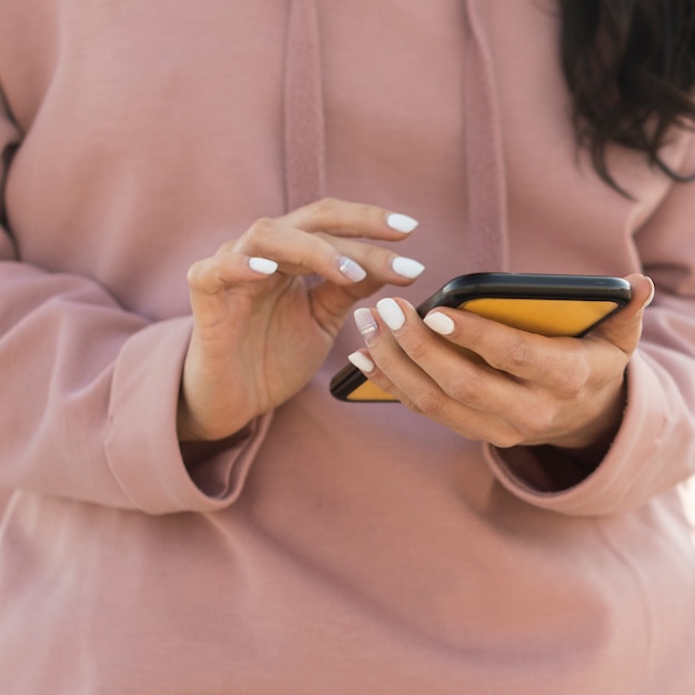 Nahaufnahmefrau, die ihr Handy benutzt