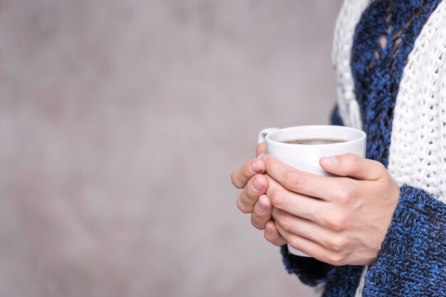 Nahaufnahmefrau, die Kaffeetasse hält