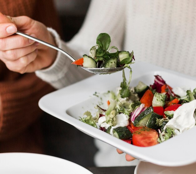 Nahaufnahmefrau, die köstlichen Salat hat