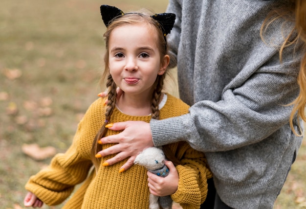 Kostenloses Foto nahaufnahmefrau, die mädchen hält