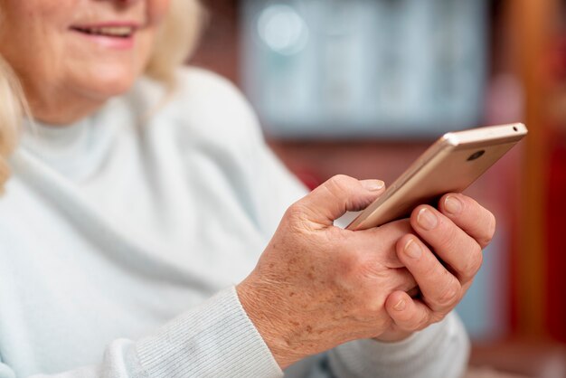 Nahaufnahmefrau, die Mobile verwendet