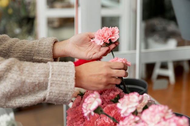 Nahaufnahmefrau, die rosa Blume hält