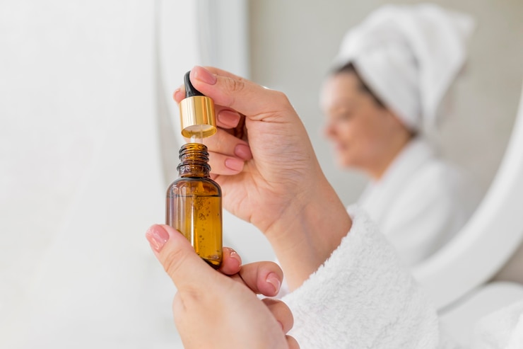 Kostenlose Foto nahaufnahmefrau, die serum hält