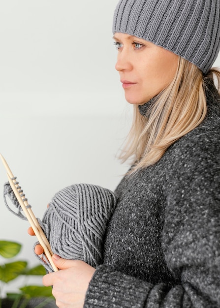 Kostenloses Foto nahaufnahmefrau, die strickmütze trägt