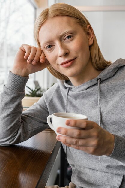 Nahaufnahmefrau, die Tasse hält