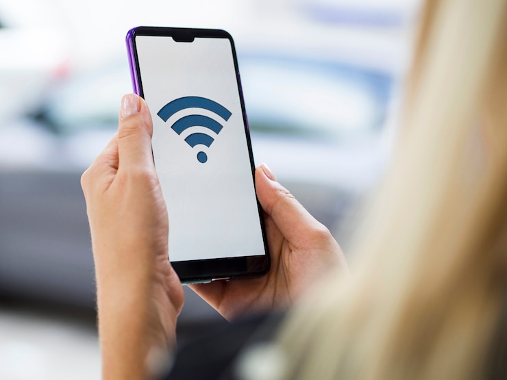 Kostenlose Foto nahaufnahmefrau, die telefon hält