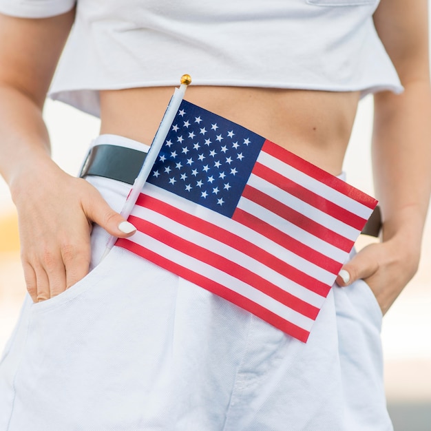 Kostenloses Foto nahaufnahmefrau, die usa-flagge in der tasche hält