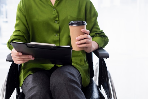 Kostenloses Foto nahaufnahmefrau mit kaffee