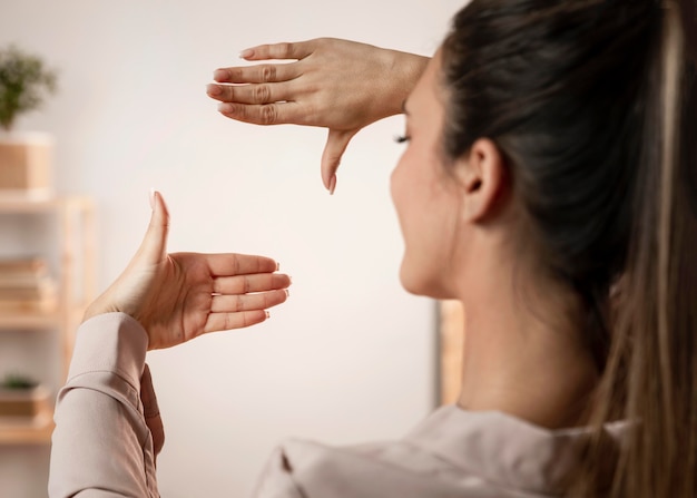 Kostenloses Foto nahaufnahmefrau mit kamerahandgeste