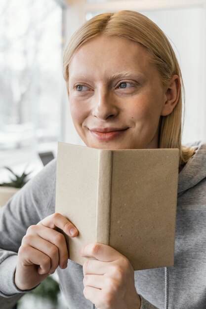 Nahaufnahmefrau mit Notizbuch